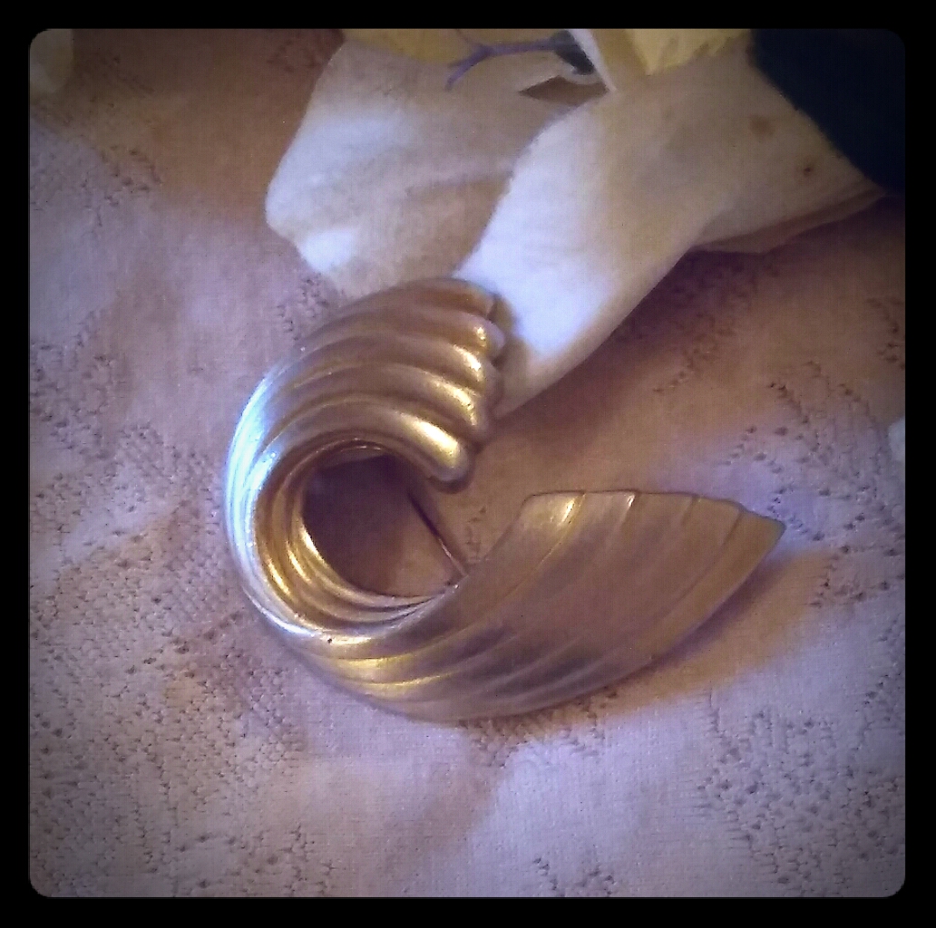 Vintage Casual Corner Ribbed Brooch 23$